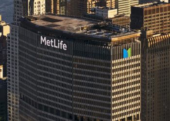 Dimitris Mazarakis, Gerente General de MetLife Gulf, aceptando el premio en nombre de MetLife. (Foto: Business Wire)