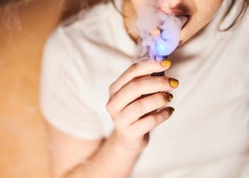 Los funcionarios de salud pública de Estados Unidos, así como de la India, Brasil y otros países, han advertido sobre los peligros de la inhalación de humo, y varias aseguradoras de vida lo tratan ahora como si fuera a fumar.