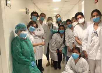 Trabajadores de la salud tendrán coberturas gratis en sus seguros en España