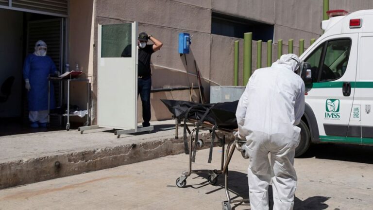 IMSS otorgará un bono al personal médico que posponga sus vacaciones para reforzar atención Covid