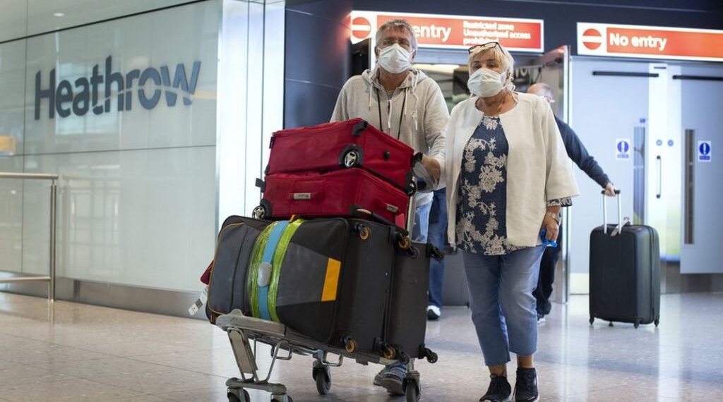 Pasaportes de vacunas son 'esenciales' para reanudar los viajes internacionales
