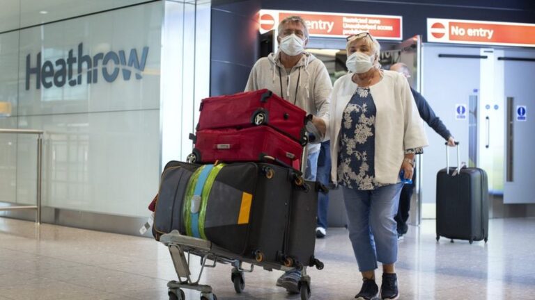 Pasaportes de vacunas son 'esenciales' para reanudar los viajes internacionales