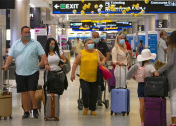 Trump levanta restricciones de viajeros desde Europa, Reino Unido y Brasil por COVID-19