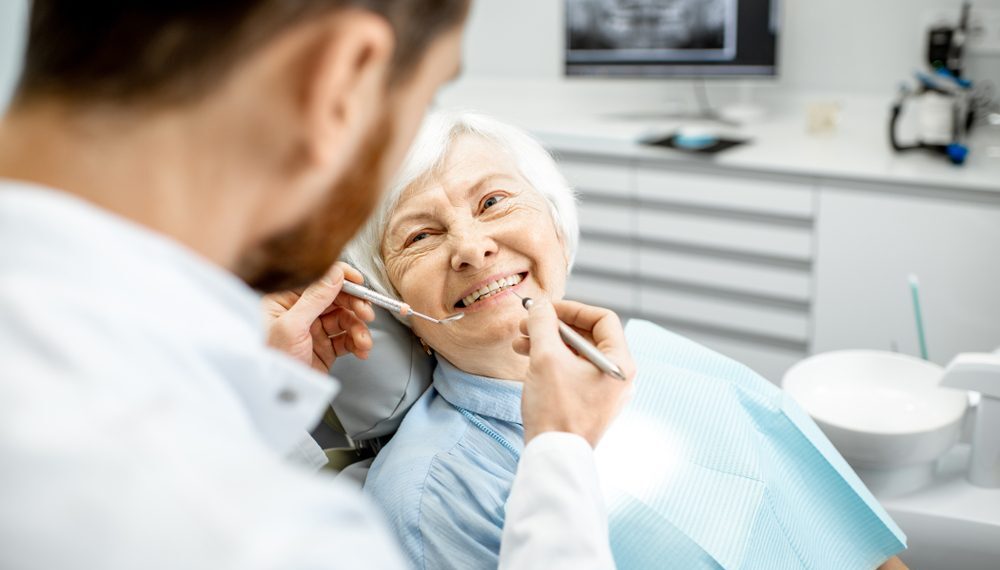 Los adultos mayores necesitan seguro dental
