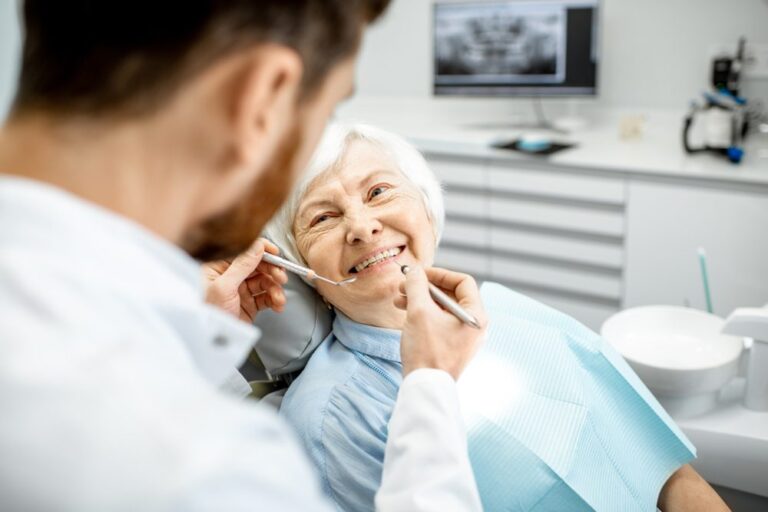 Los adultos mayores necesitan seguro dental