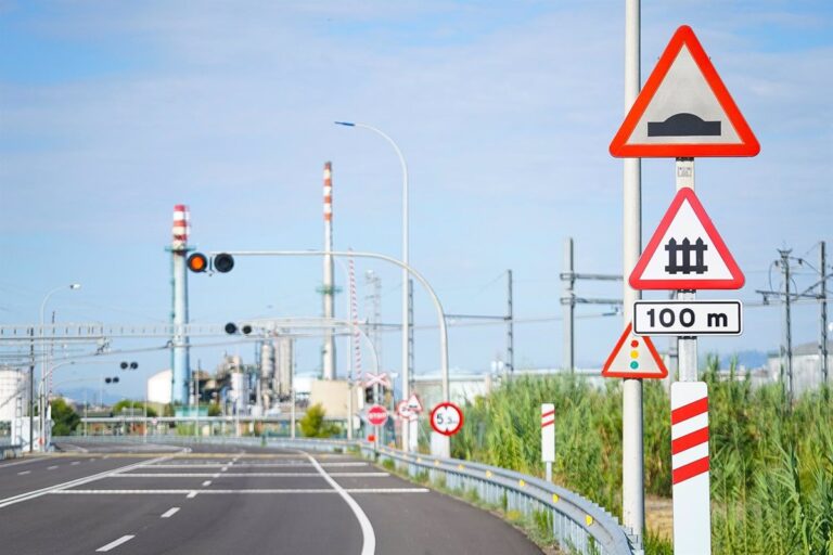El Port de Tarragona mejora la seguridad vial y ferroviaria con nueva señalización