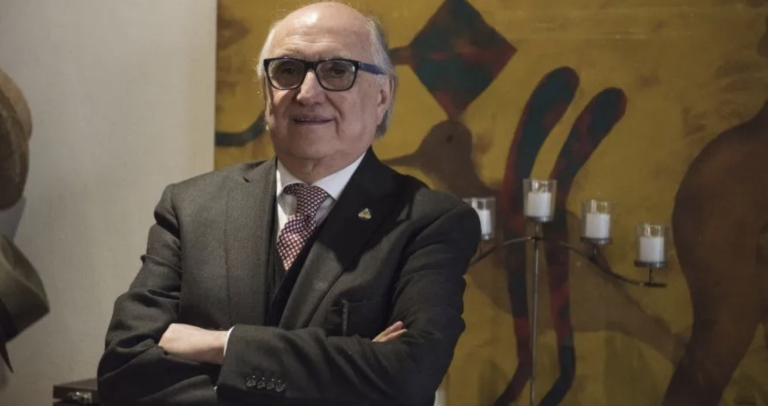 El analista político Alfredo Jalife-Rahme se encuentra actualmente bajo arresto en la Ciudad de México, donde enfrenta acusaciones de difamación.