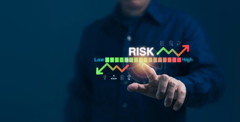 Persona interactuando con gráfico de niveles de riesgo, ilustrando la gestión de fondos de riesgo en seguros de salud para garantizar estabilidad financiera y sostenibilidad del sistema asegurador.