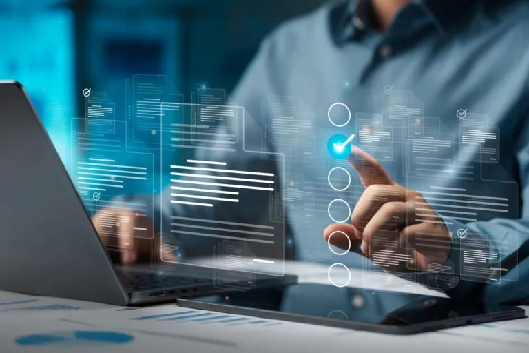 Profesional utiliza herramientas digitales impulsadas por Inteligencia Artificial para optimizar la gestión de riesgos, la detección de fraudes y la eficiencia operativa en el sector asegurador.