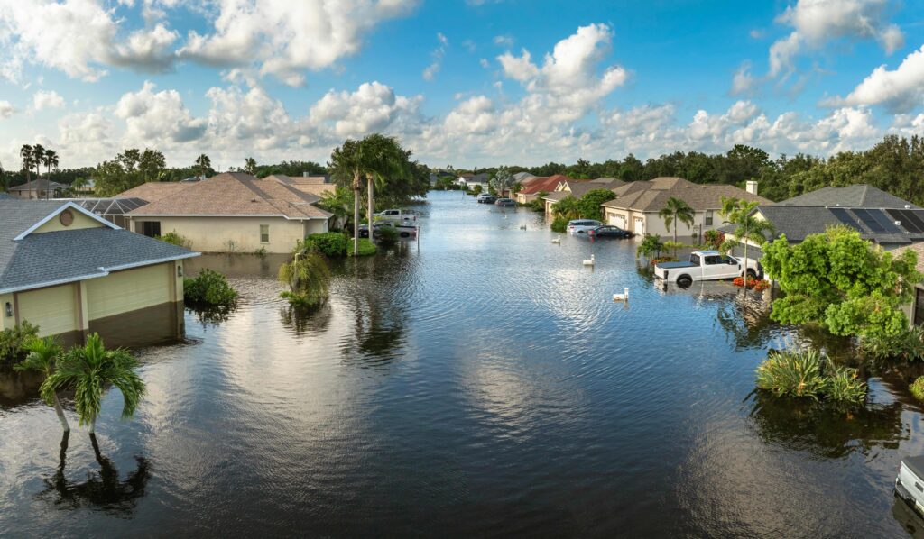 Calles y viviendas anegadas tras inundación, daños cubiertos por seguros contra fenómenos naturales