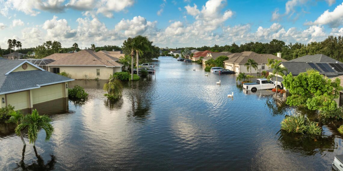 Calles y viviendas anegadas tras inundación, daños cubiertos por seguros contra fenómenos naturales