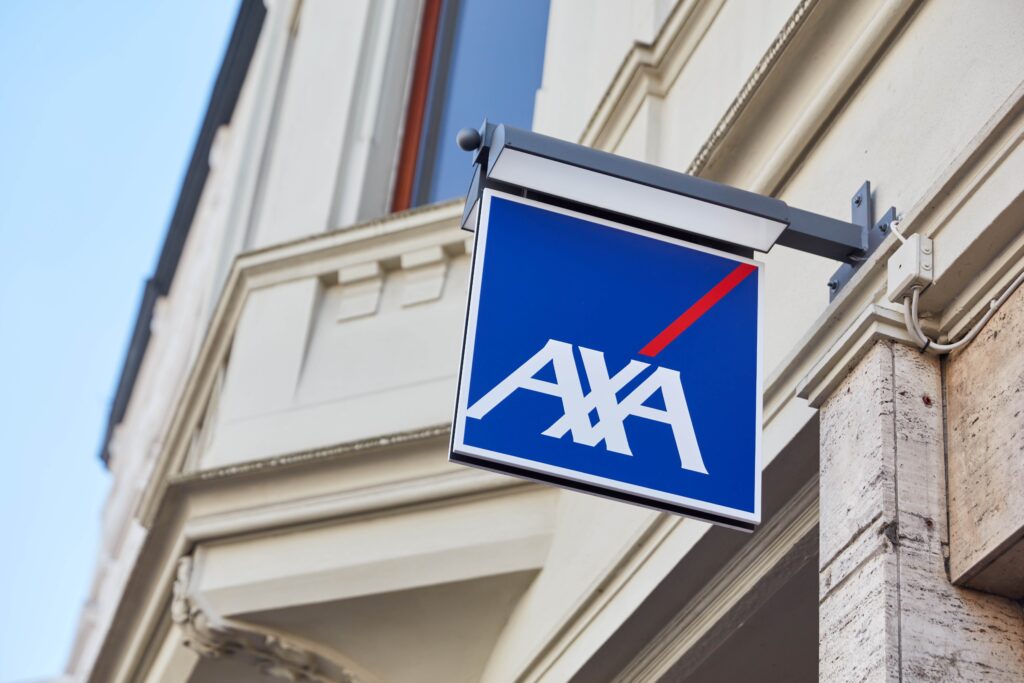 Fachada de oficina con logotipo de AXA Seguros, empresa señalada por quejas y sanciones globales.