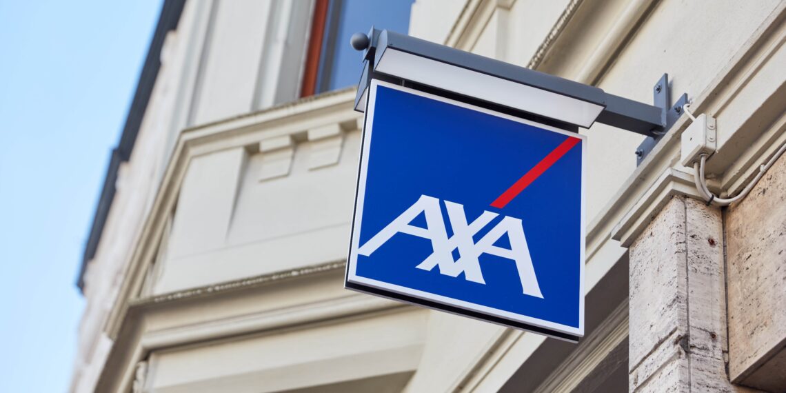 Fachada de oficina con logotipo de AXA Seguros, empresa señalada por quejas y sanciones globales.