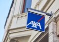 Fachada de oficina con logotipo de AXA Seguros, empresa señalada por quejas y sanciones globales.