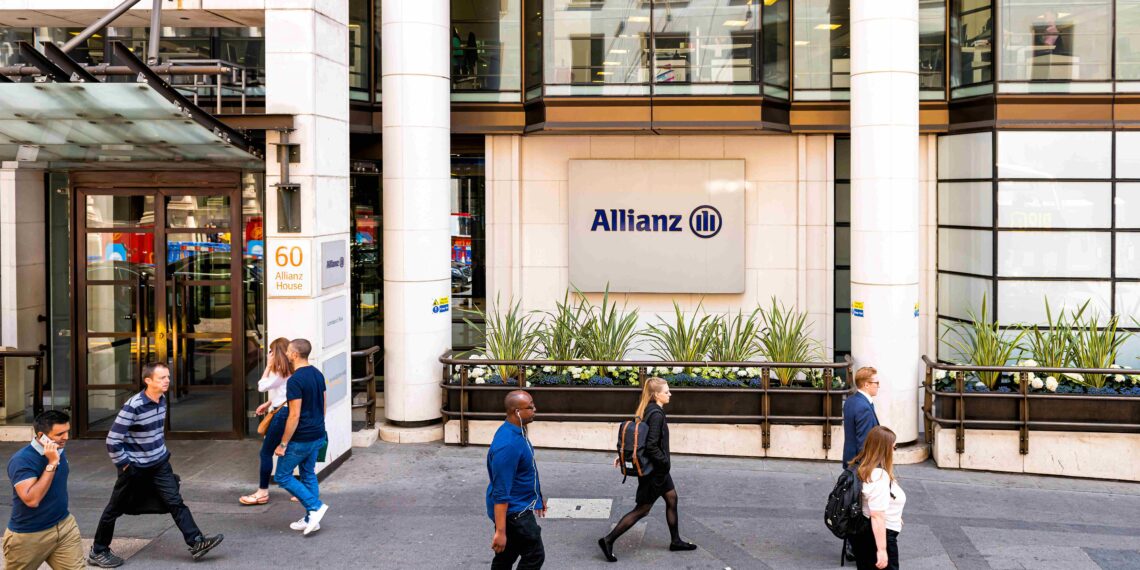Fachada principal de Allianz House en Londres con transeúntes caminando frente al edificio de la aseguradora.