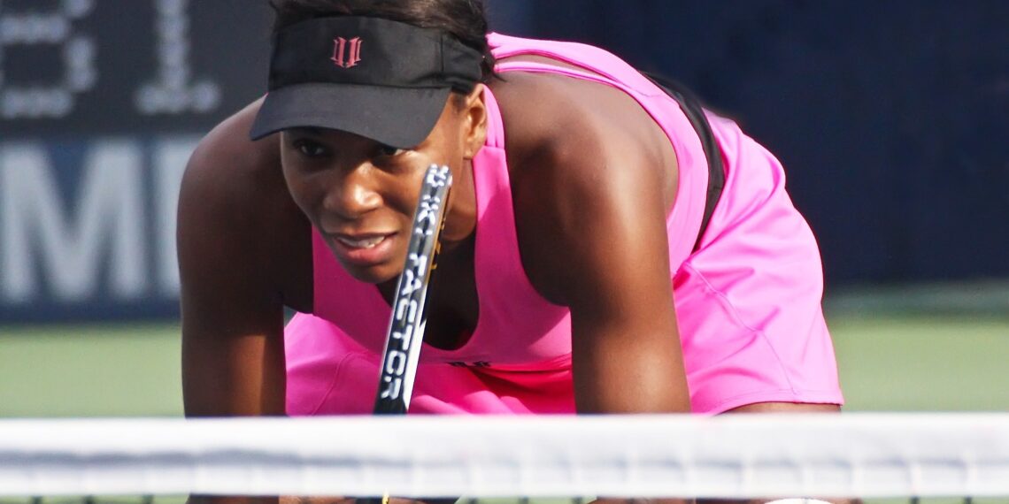 Venus Williams concentrada durante un partido de tenis, representando su experiencia con seguros médicos en Estados Unidos, incluidos COBRA y la ACA, y las dificultades de acceso a tratamientos de salud.