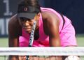 Venus Williams concentrada durante un partido de tenis, representando su experiencia con seguros médicos en Estados Unidos, incluidos COBRA y la ACA, y las dificultades de acceso a tratamientos de salud.