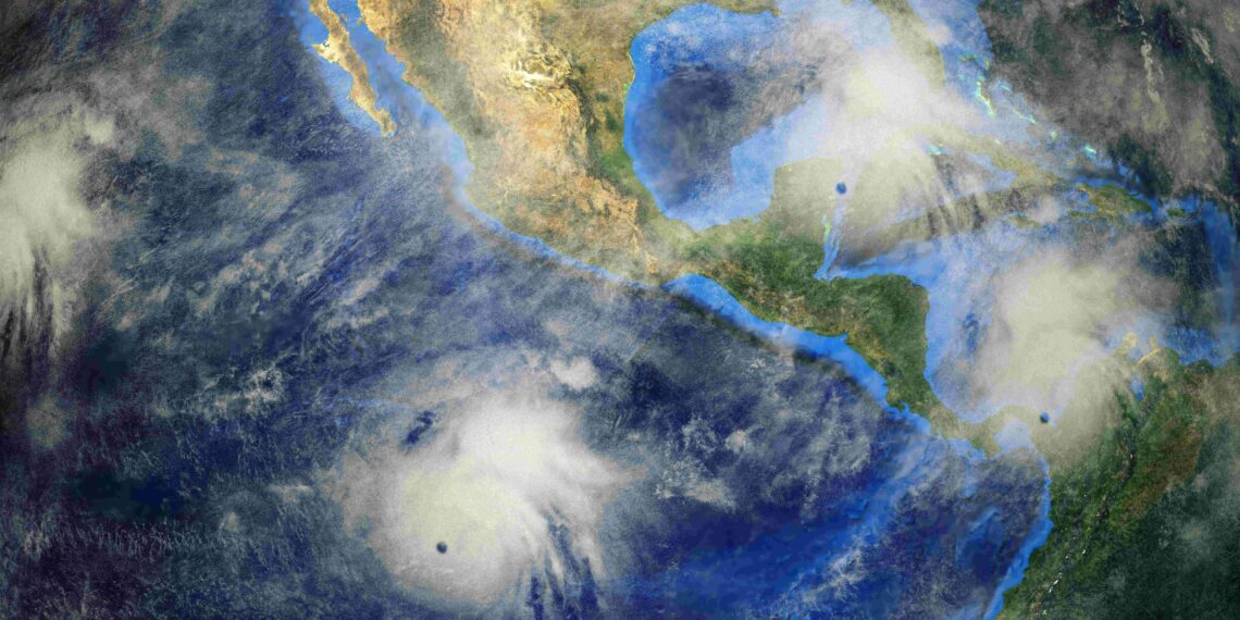 Imagen satelital que muestra la formación simultánea de huracanes en las costas de México y el Caribe, destacando la magnitud de los fenómenos hidrometeorológicos que afectan al país.