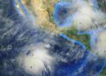 Imagen satelital que muestra la formación simultánea de huracanes en las costas de México y el Caribe, destacando la magnitud de los fenómenos hidrometeorológicos que afectan al país.