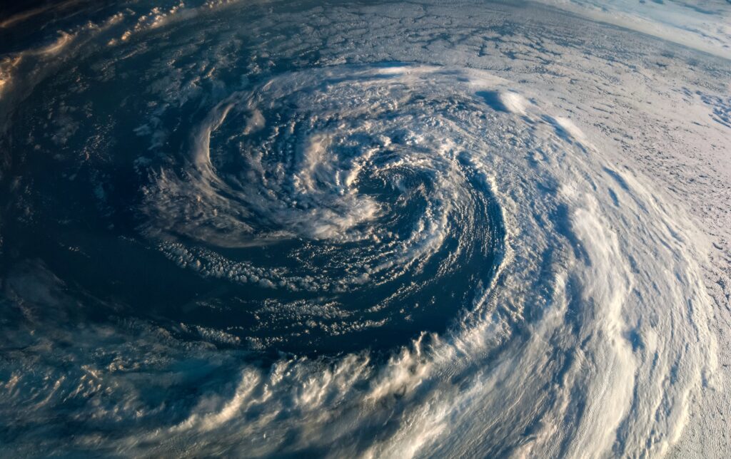 Imagen satelital de un tifón sobre el océano, relacionada con el lanzamiento del seguro paramétrico contra tifones de AXA y Motogo con cobertura transfronteriza.