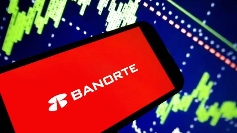 Logo de Banorte Seguros en pantalla de móvil frente a gráficos financieros, representando su 12.4% del mercado automotriz en México.