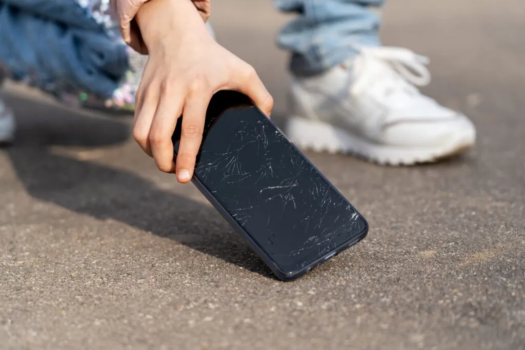 Smartphone con pantalla rota protegido por seguro de BBVA y Eureko