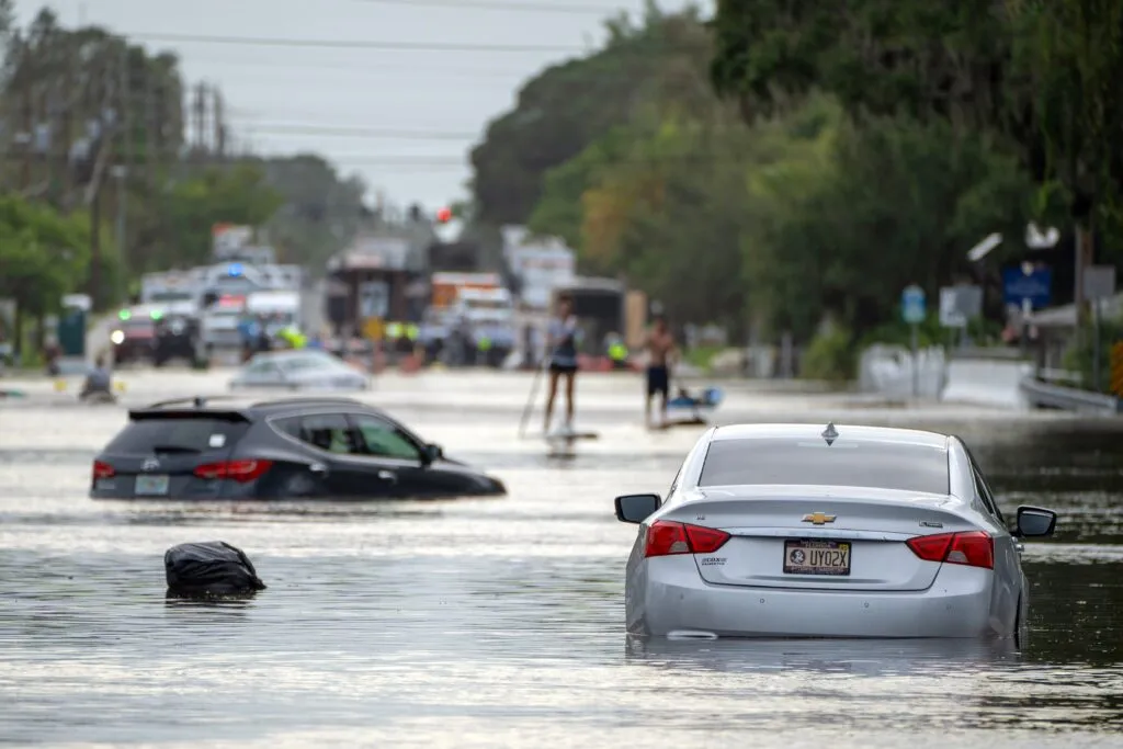 Coches atrapados en calles inundadas durante fuertes lluvias en México, escena que ilustra la importancia de los seguros de autos con cobertura contra daños por fenómenos naturales.