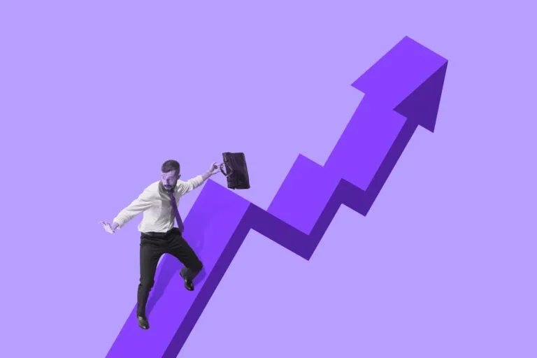 Ejecutivo con portafolio sobre una flecha ascendente que simboliza el crecimiento de seguros en México y la digitalización del sector en 2025