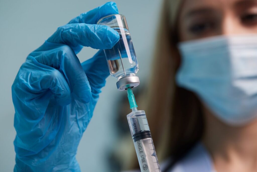 Cobertura de seguros en Estados Unidos garantiza vacunas Covid actualizadas y reducción de costos hospitalarios