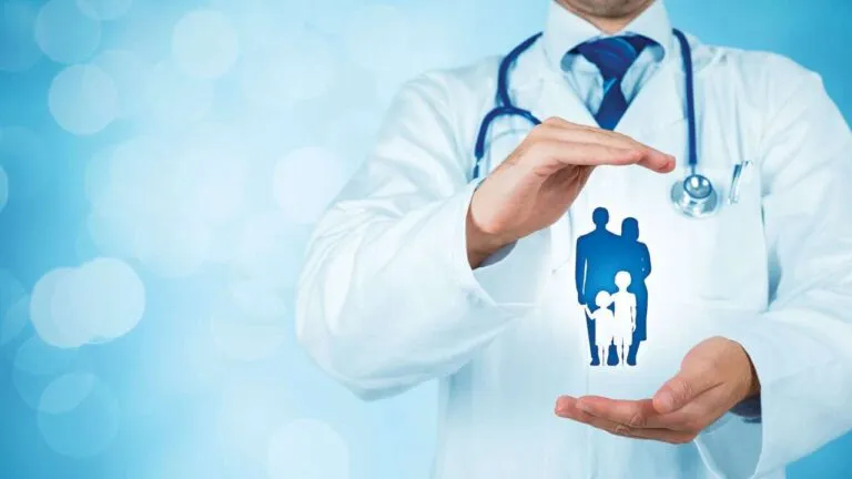 Cambios en Medicaid y ACA amenazan cobertura médica de inmigrantes y personas de bajos ingresos en Carolina del Norte