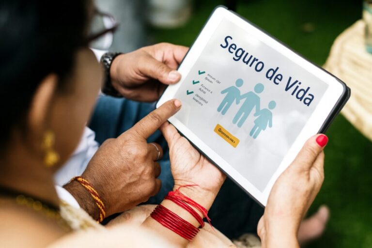 Personas en Canadá reflexionando sobre contratar seguro de vida en un contexto de riesgos crecientes