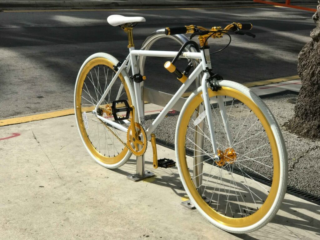 Imagen que ilustra la importancia de contratar un seguro para bicicleta, mostrando una bicicleta asegurada con elementos de seguridad