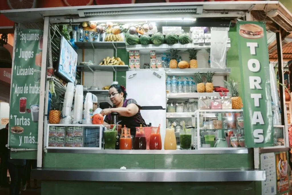 Vista profesional de oficinas y negocios en Querétaro reflejando baja cobertura de seguros empresariales y retos en protección patrimonial