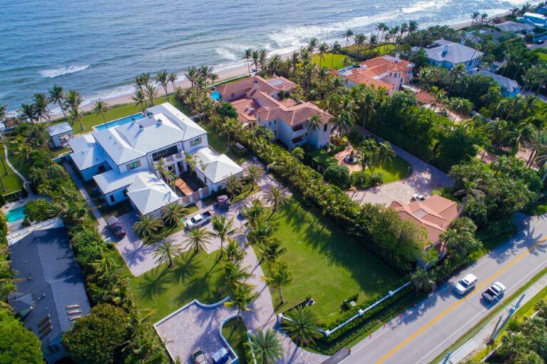 Vista aérea de casas costeras en Florida reflejando los desafíos del cambio climático en el mercado de seguros