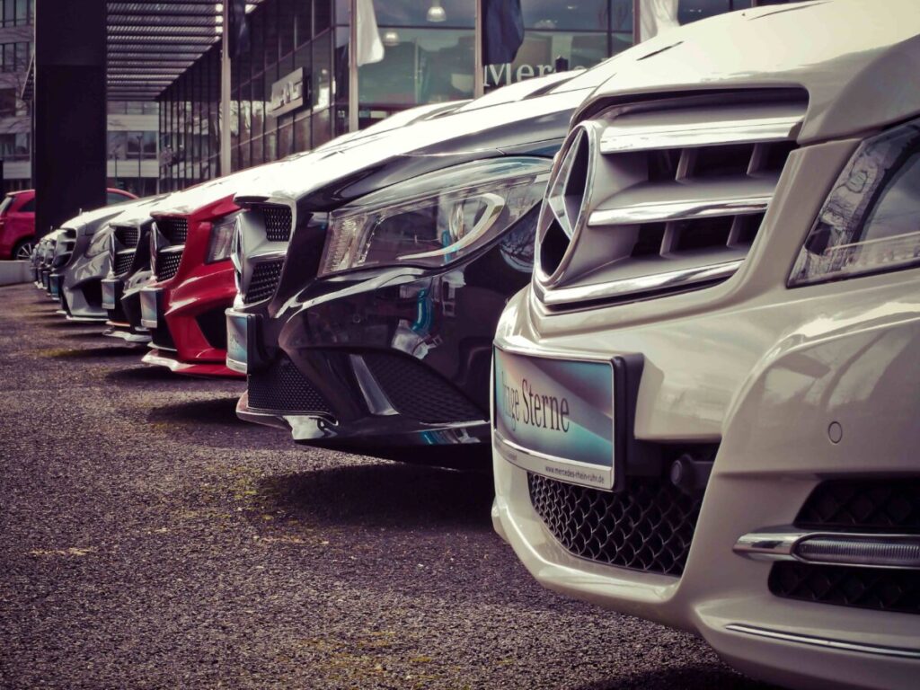 Seguros de auto para hispanos en Estados Unidos con beneficios digitales y atención en español