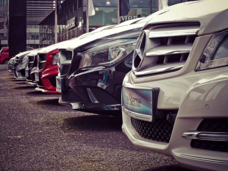 Seguros de auto para hispanos en Estados Unidos con beneficios digitales y atención en español