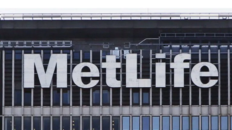 Directivos de MetLife y Klimber anunciando inversión estratégica para impulsar innovación digital en el sector asegurador