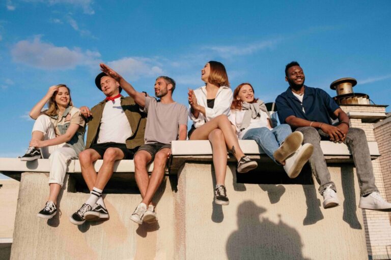 Choque generacional en seguros en España con clientes jóvenes digitales y adultos que prefieren trato personal