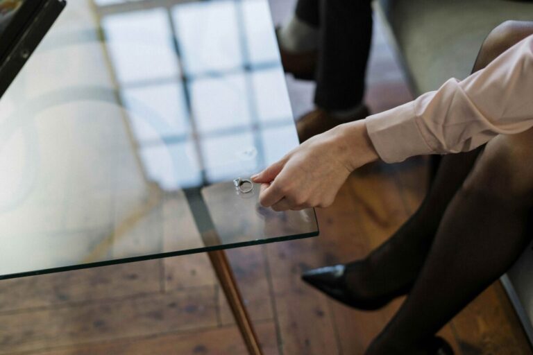 Fotografía editorial sobre seguro de divorcio en España con enfoque en reducir costes legales y financieros de una separación.