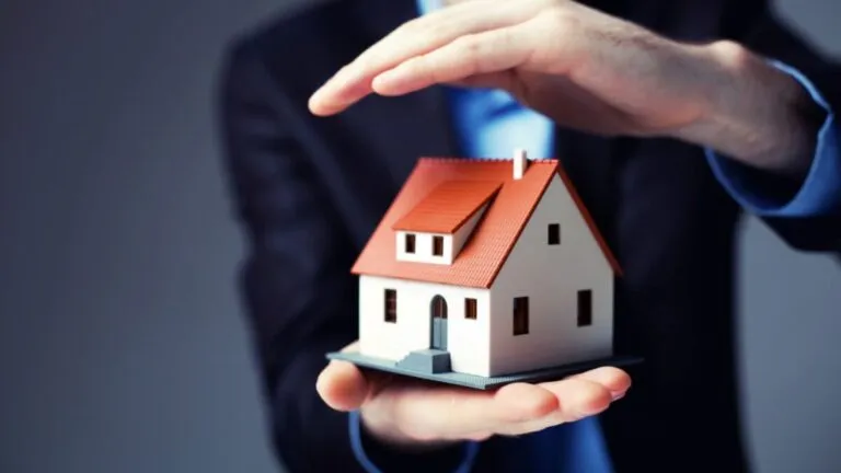 Vivienda mexicana moderna protegida bajo un esquema de seguro de hogar ante riesgos climáticos