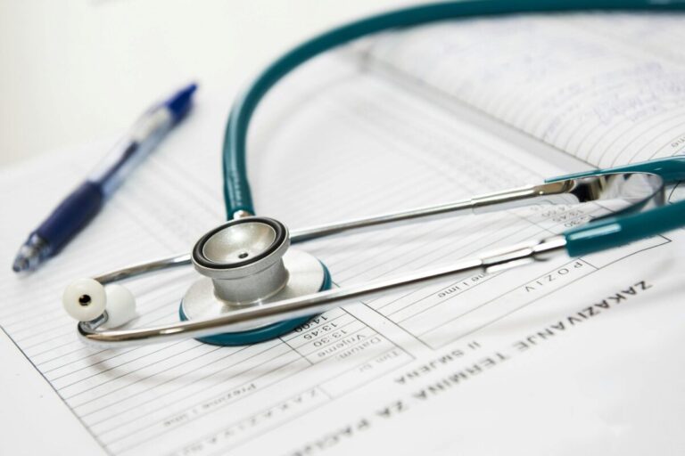 Seguro de salud empresarial en México como beneficio laboral frente a costos médicos en aumento