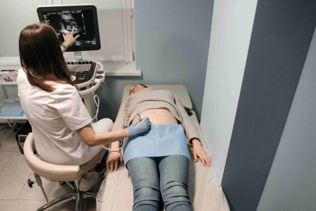 Seguro de salud en Perú con contraste entre clínicas privadas modernas y hospitales públicos con alta demanda de pacientes