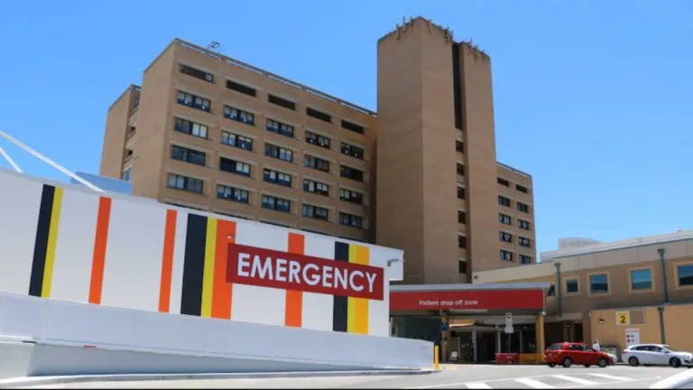 Hospital público en Australia en contraste con la discusión sobre subsidios al seguro privado