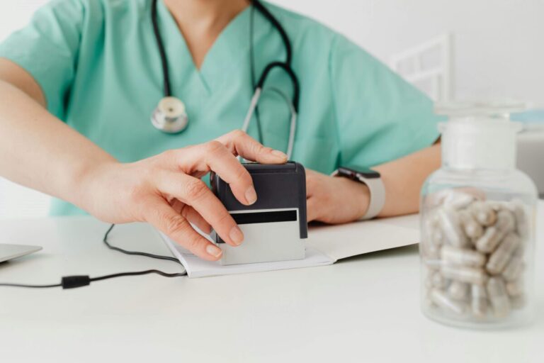 Vista editorial de un hospital en Texas representando la crisis de salud por falta de seguro médico en millones de residentes