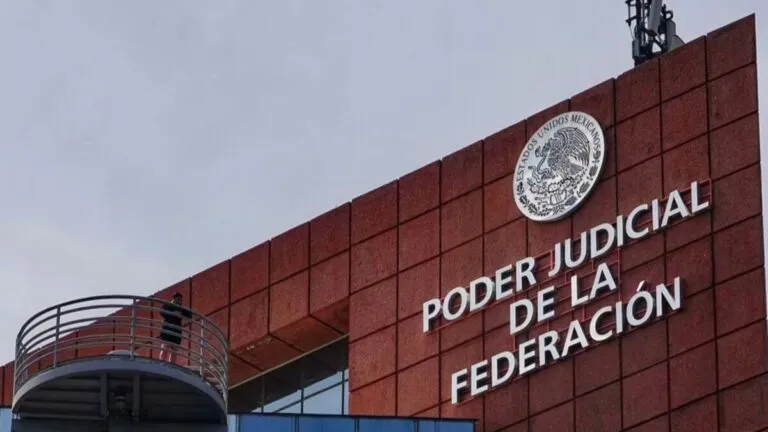 Protesta de trabajadores del Poder Judicial en México en defensa de seguros médicos frente a reformas laborales