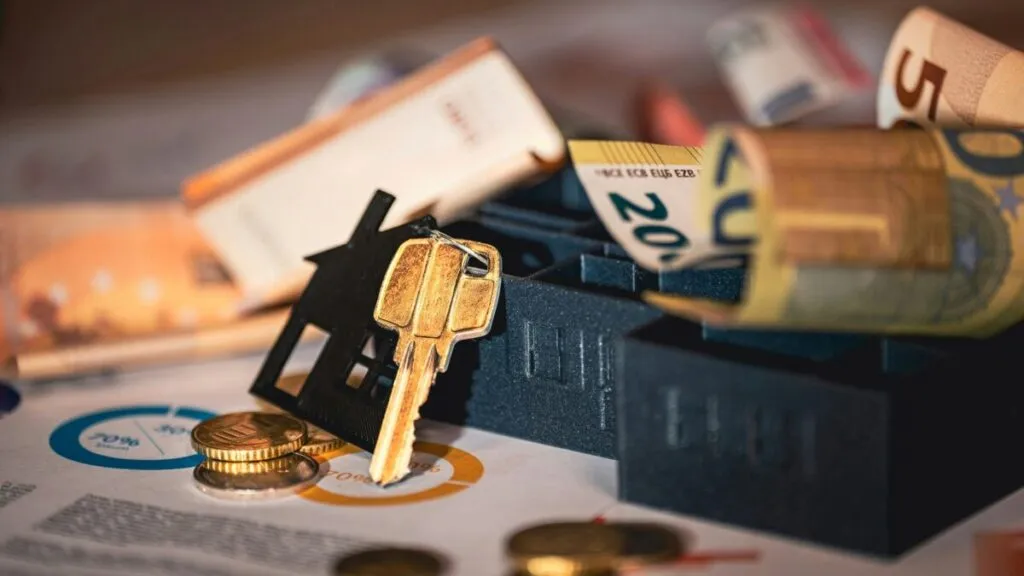 Ejecutivos del sector asegurador analizando los nuevos criterios fiscales de la LIF 2026 sobre acreditación del IVA en México