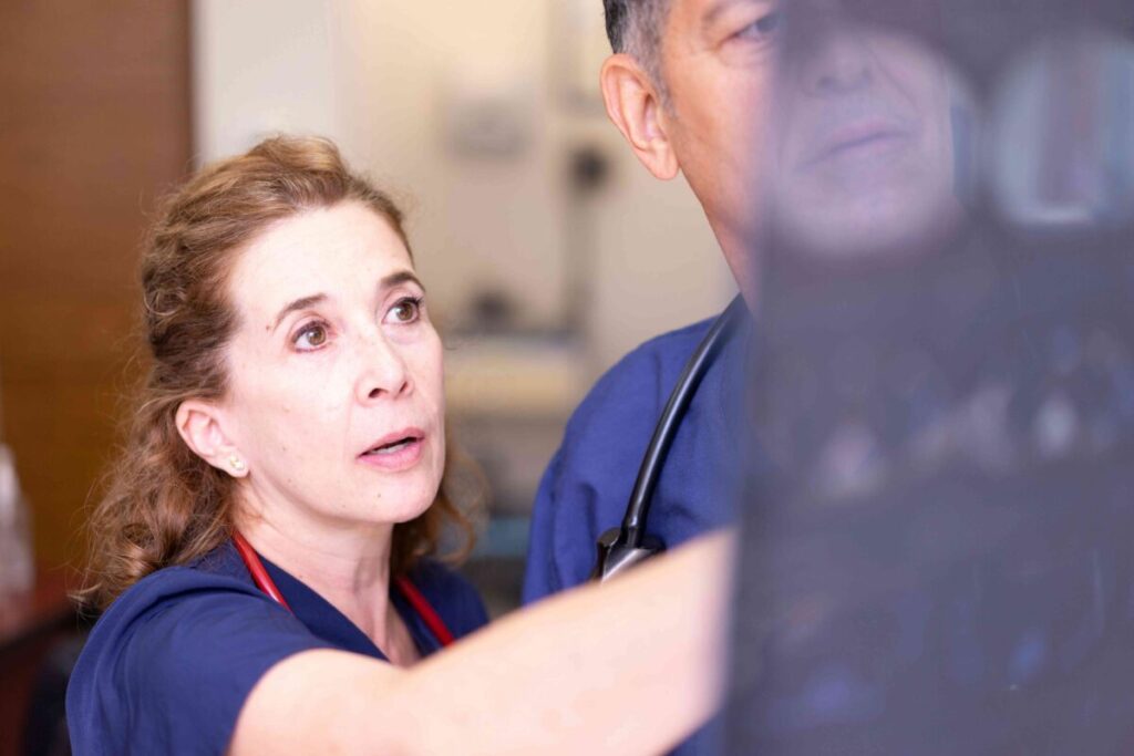 Trabajadores en EE.UU. enfrentan nuevas subas en las primas de seguros médicos por alza de costos en salud