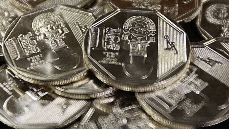 Cliente peruano revisa contrato bancario sobre seguro de desgravamen y costos de comisión