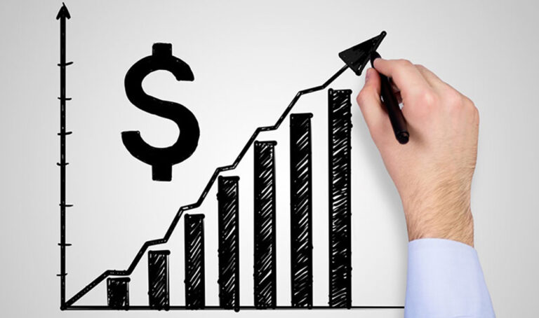 Asesor y cliente revisando una póliza debido al aumento de primas de seguros en 2026