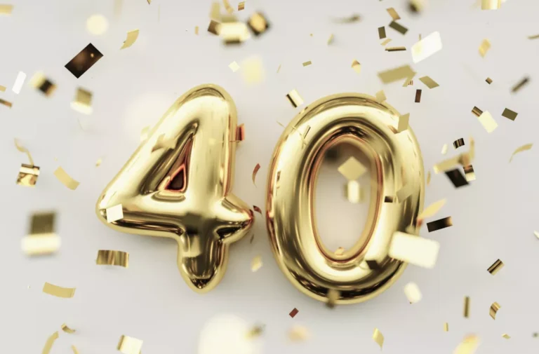 Grupo de adultos menores de 40 años analizando opciones de seguro de vida adaptadas a su estilo de vida